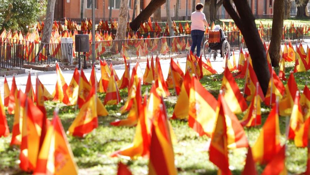 La avenida principal de Murcia amanece con 56.000 banderas de España en honor a las víctimas del coronavirus