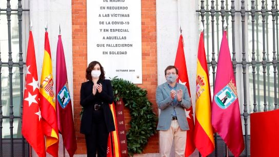 Isabel D&iacute;az Ayuso y Jos&eacute; Luis Mart&iacute;nez-Almeida, durante el homenaje de la Comunidad de Madrid a las v&iacute;ctimas de la COVID-19