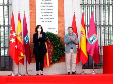 Isabel Díaz Ayuso y José Luis Martínez-Almeida, durante el homenaje de la Comunidad de Madrid a las víctimas de la COVID-19