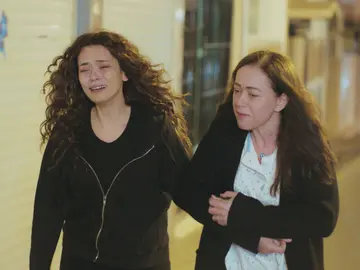Hatice entra en pánico cuando se da cuenta que Sirin no miente ni está loca: Sarp vive Hatice entra en pánico cuando se da cuenta que Sirin no miente ni está loca: Sarp vive