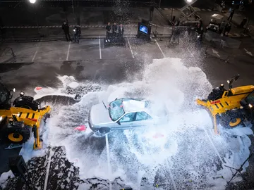 Marron lava el coche del cuñado de Pablo Motos al estilo 'El Hormiguero 3.0': con dos globos de agua gigantes Marron lava el coche del cuñado de Pablo Motos al estilo 'El Hormiguero 3.0': con dos globos de agua gigantes