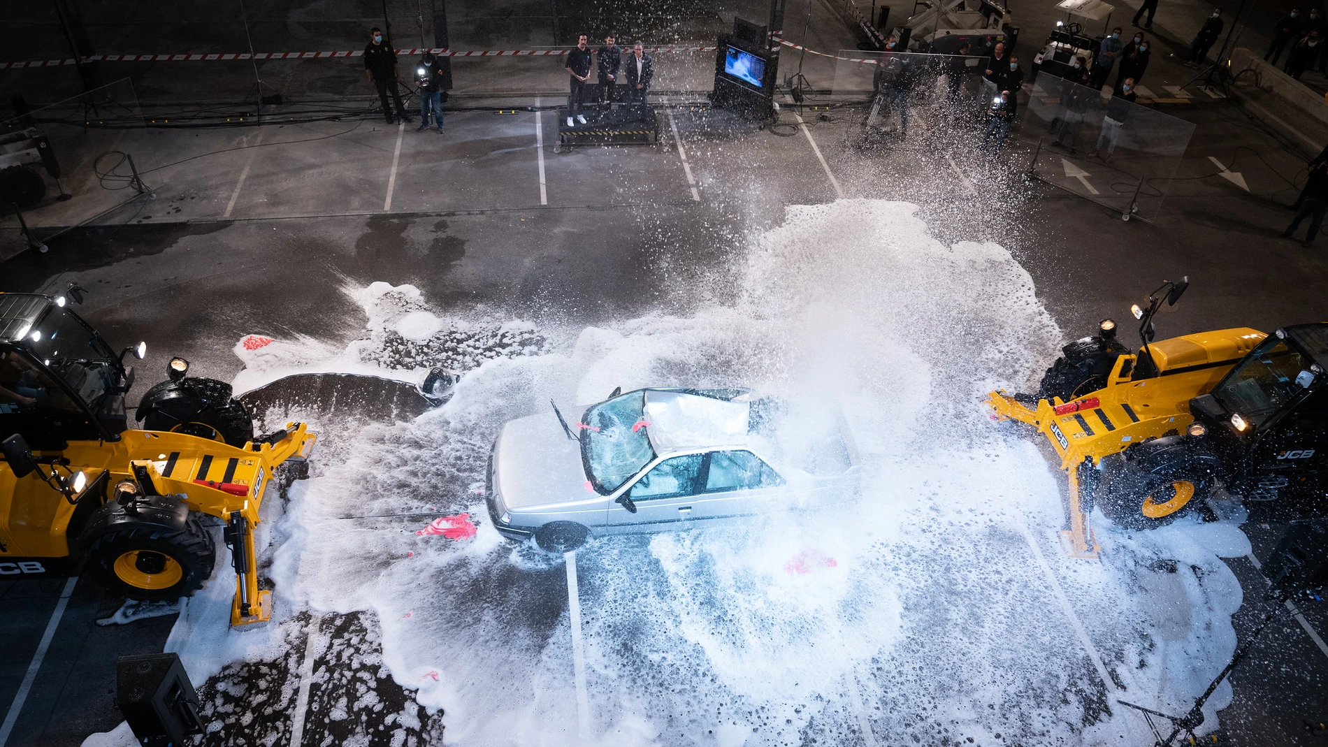Marron lava el coche del cuñado de Pablo Motos al estilo 'El Hormiguero 3.0': con dos globos de agua gigantes