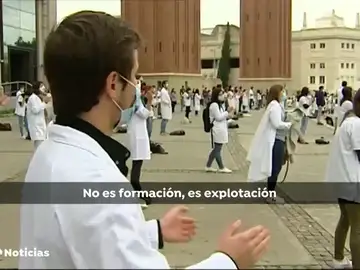 Más de 500 MIR emulan 'la guerra de las galaxias' en una nueva jornada de huelga en Barcelona Más de 500 MIR emulan 'la guerra de las galaxias' en una nueva jornada de huelga en Barcelona