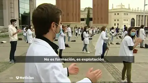 Más de 500 MIR emulan 'la guerra de las galaxias' en una nueva jornada de huelga en Barcelona Más de 500 MIR emulan 'la guerra de las galaxias' en una nueva jornada de huelga en Barcelona