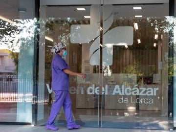 Una enfermera se dispone a entrar a un hospital de Lorca