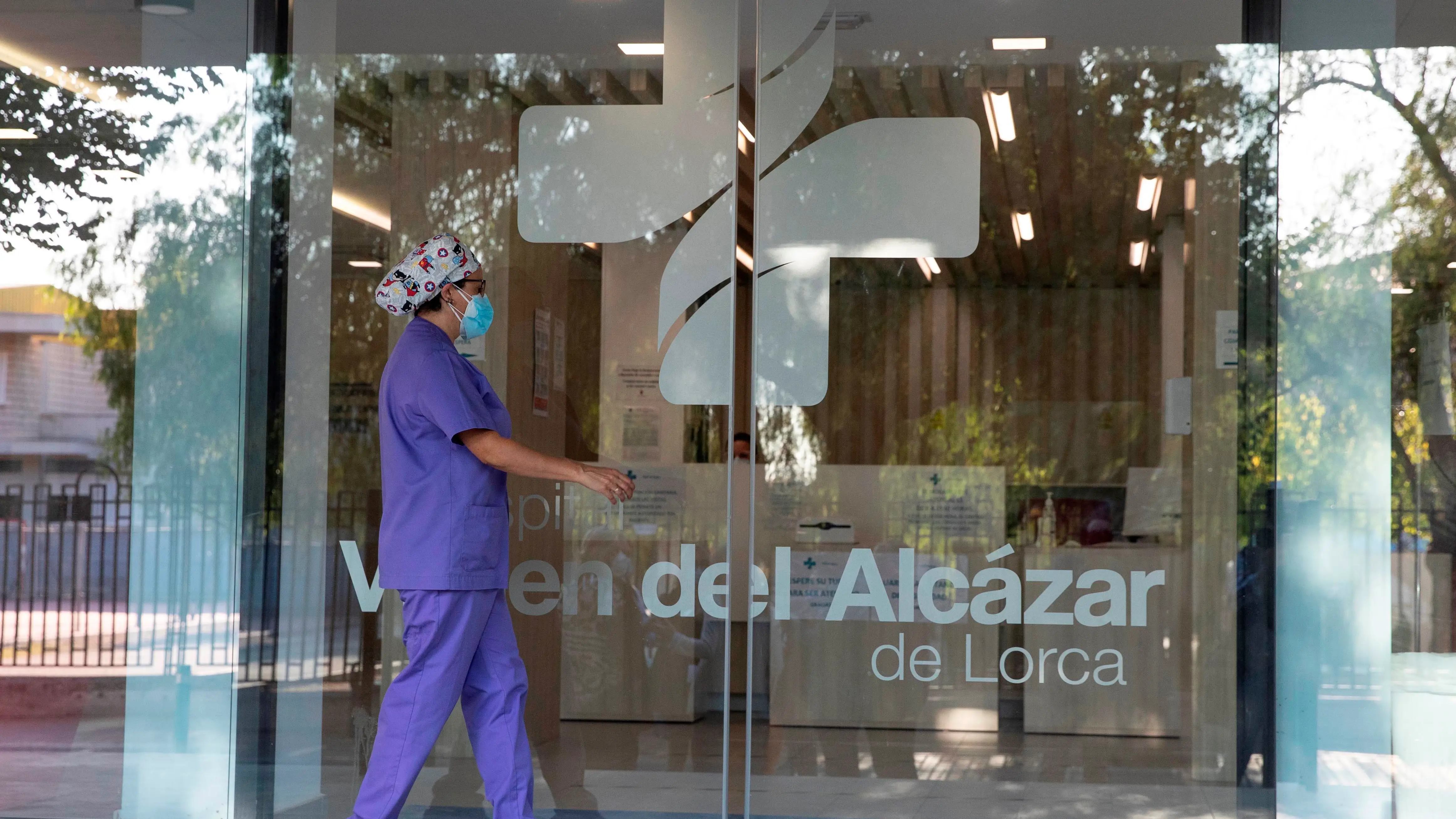 Una enfermera se dispone a entrar a un hospital de Lorca