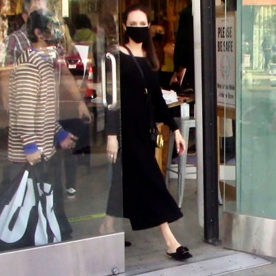 Angelina Jolie, a la salida de la tienda