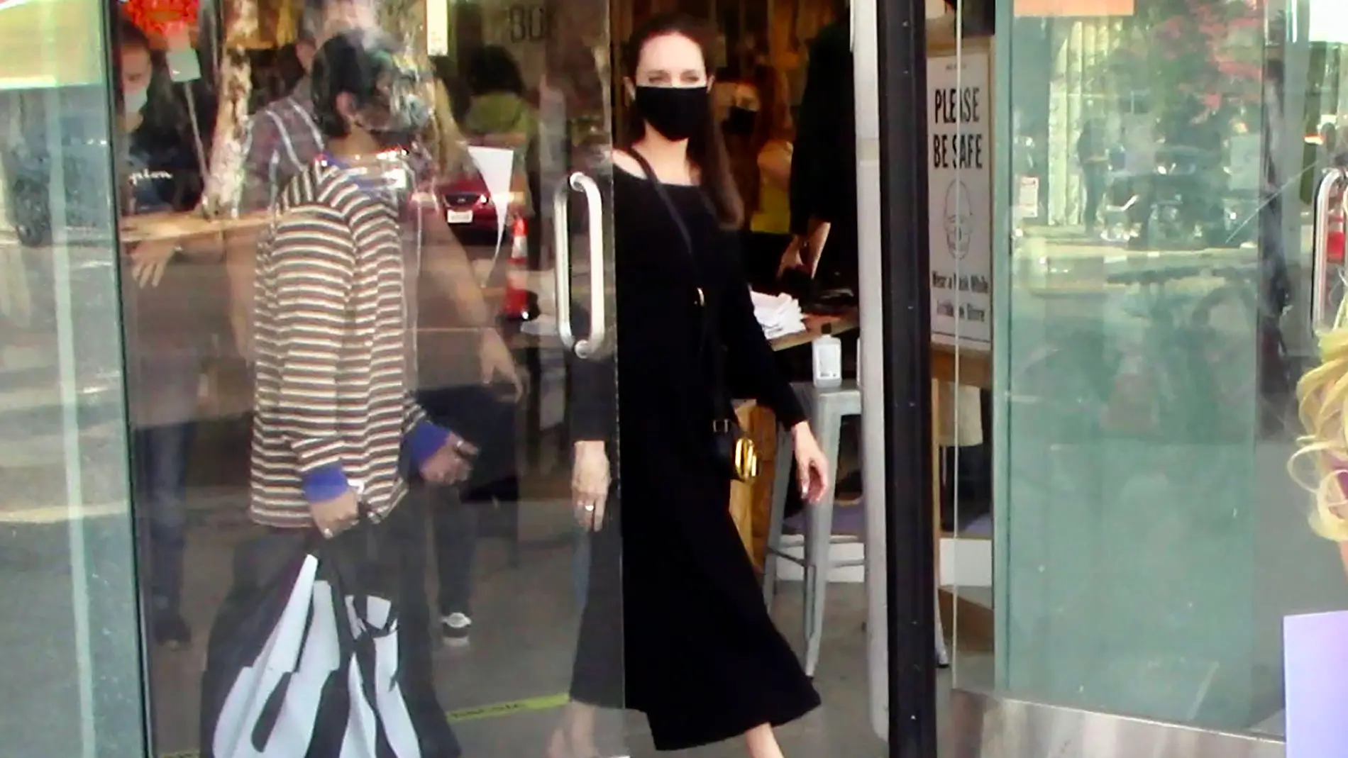 Angelina Jolie, a la salida de la tienda