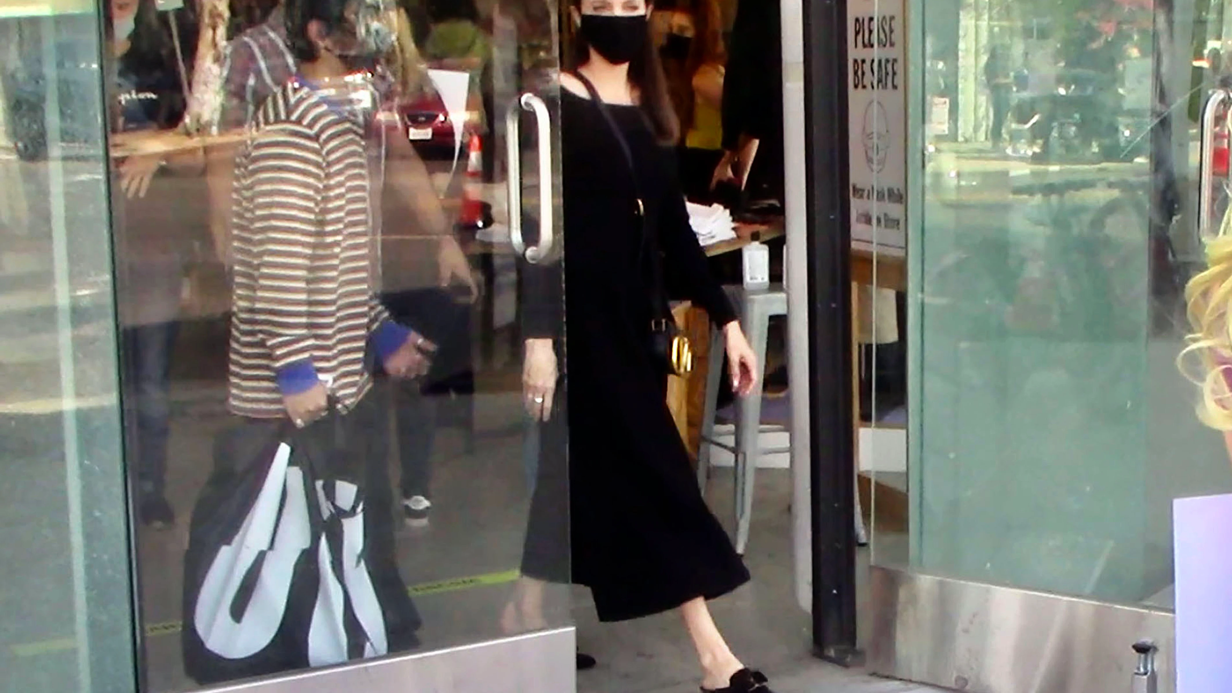 Angelina Jolie, a la salida de la tienda Angelina Jolie, a la salida de la tienda