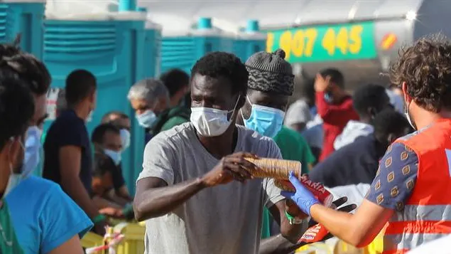 Inmigrantes en Canarias Canarias, desbordada con la llegada de inmigrantes, pide ayuda al Gobierno y a Europa: "Somos una isla-cárcel"