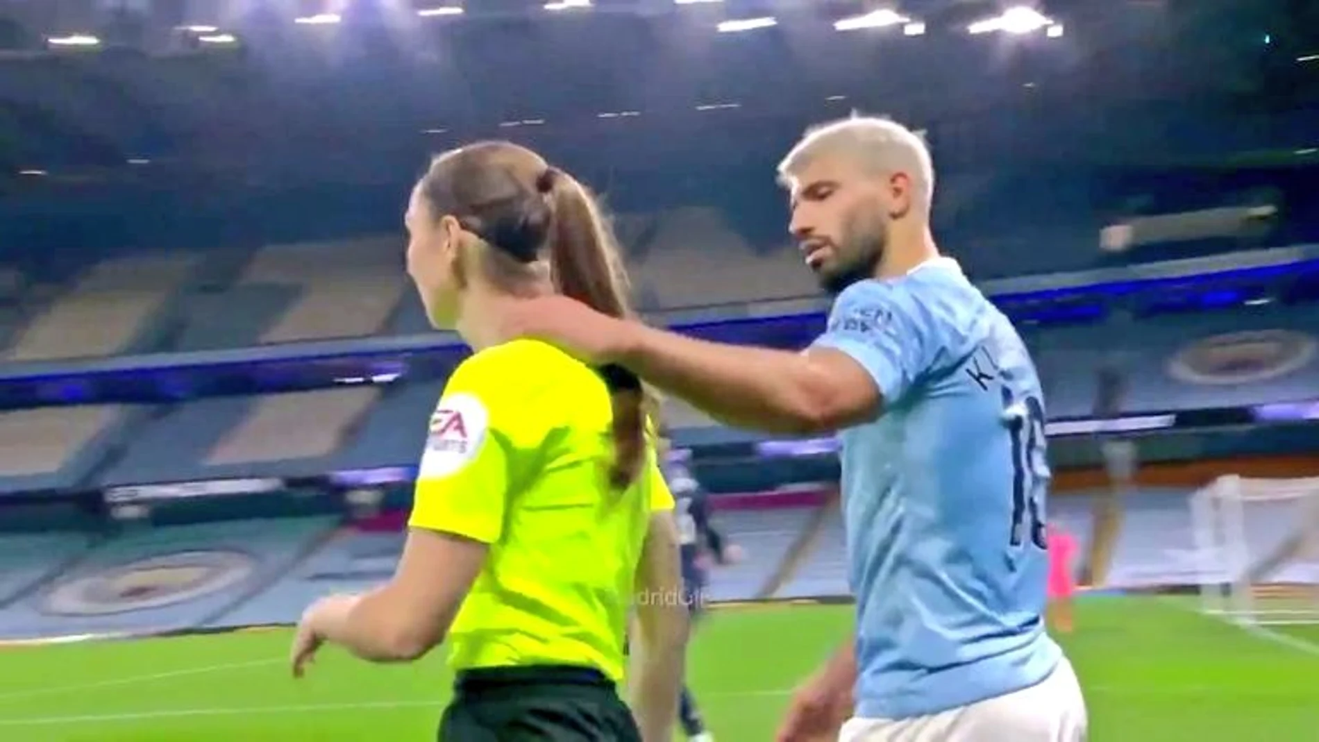 El gesto del Kun Agüero con una linier El gesto del Kun Agüero con una linier