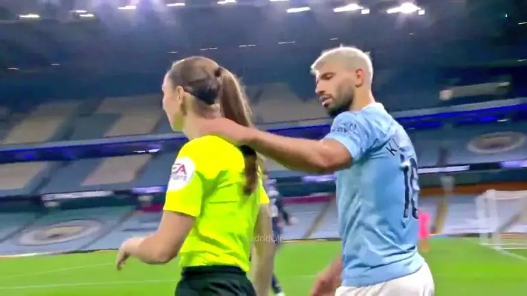El gesto del Kun Ag&uuml;ero con una linier
