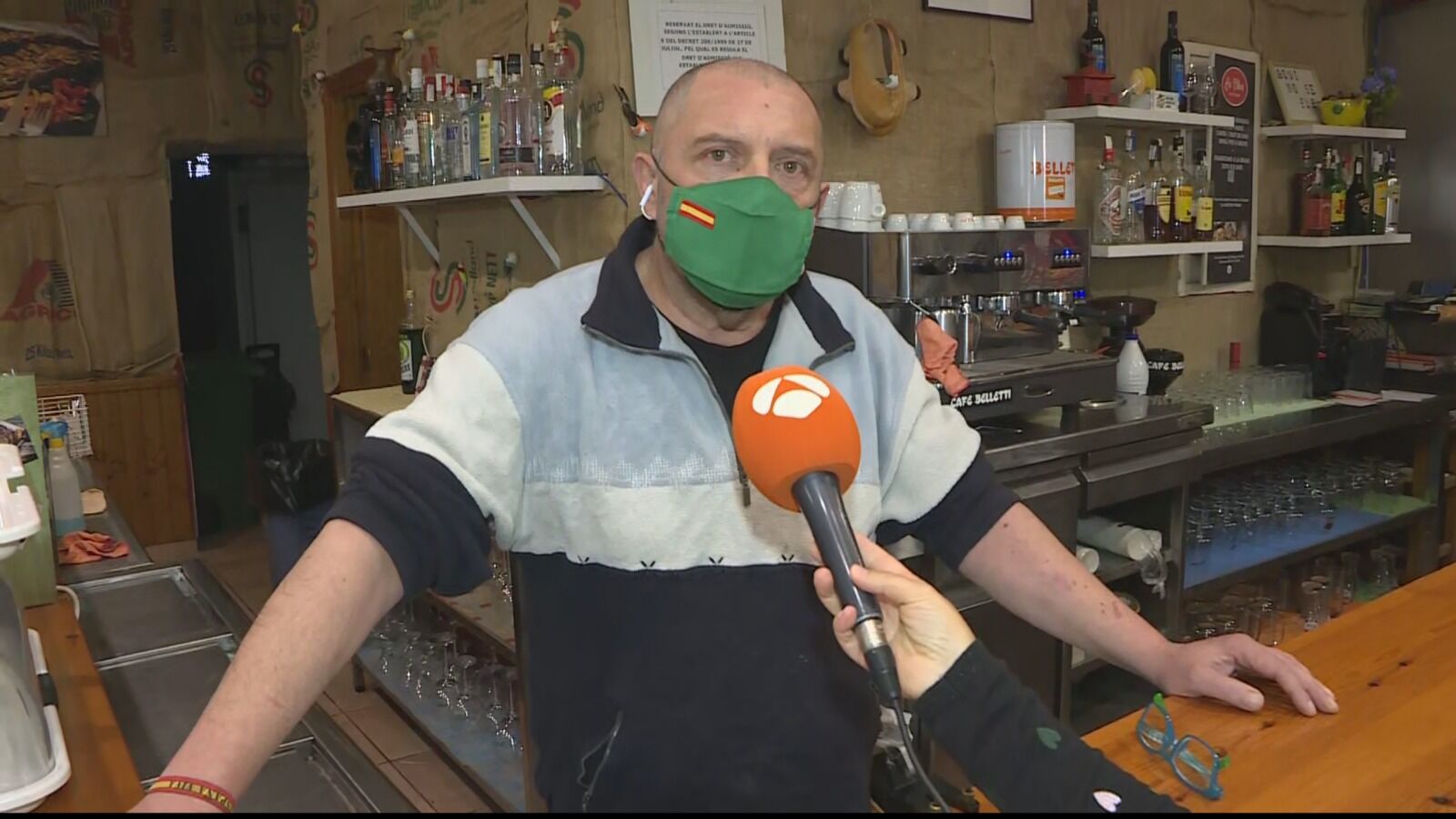 El dueño de un bar de Malgrat de Mar no piensa cerrar a pesar de las multas:
