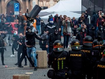 Disturbios entre hinchas y policías en Praga