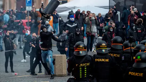Disturbios entre hinchas y policías en Praga Disturbios entre hinchas y policías en Praga