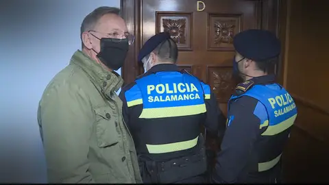 Policía Salamanca fiestas ilegales La policía de Salamanca en el piso de unos estudiantes realizando fiestas en confinamiento