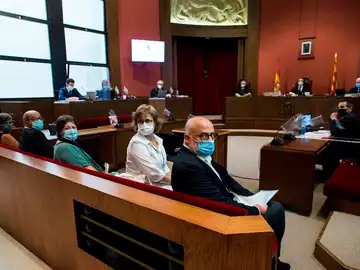 El TSJC inhabilita a los exmiembros de la mesa del Parlament El TSJC inhabilita a los exmiembros de la mesa del Parlament