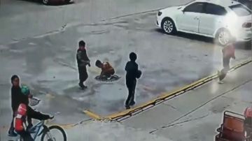 VÍDEO: Tira un petardo dentro de una alcantarilla y sale volando por los aires