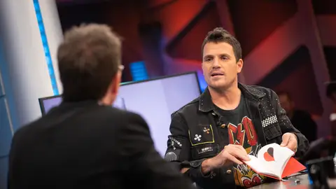 Dani Martín explica en 'El Hormiguero 3.0' el motivo por el que su nuevo disco incluye un preservativo Dani Martín explica en 'El Hormiguero 3.0' el motivo por el que su nuevo disco incluye un preservativo