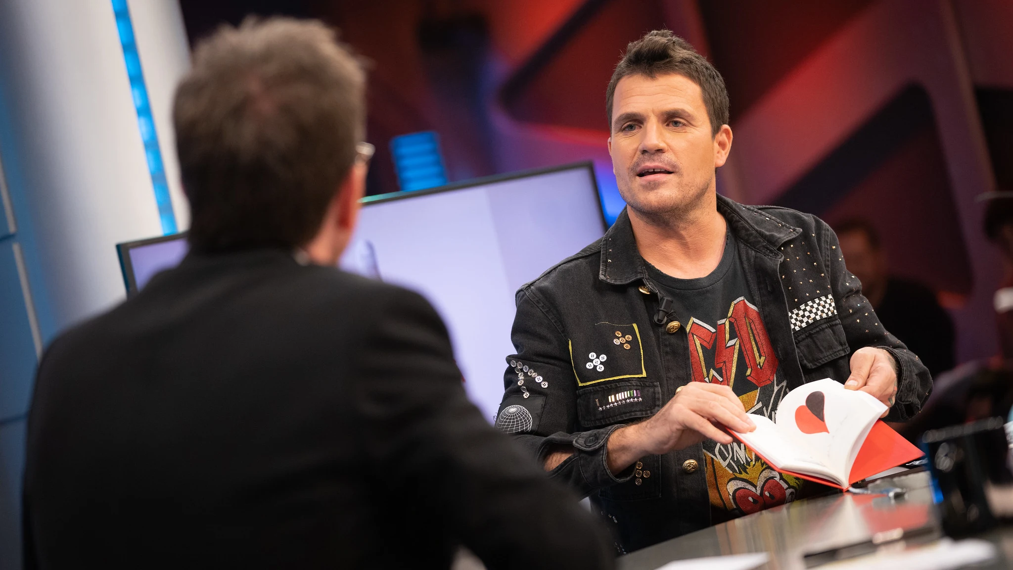 Dani Martín explica en 'El Hormiguero 3.0' el motivo por el que su nuevo disco incluye un preservativo Dani Martín explica en 'El Hormiguero 3.0' el motivo por el que su nuevo disco incluye un preservativo