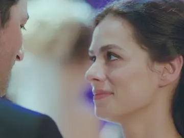 El romántico baile de Bahar con Arif, cada vez más enamorados, en la boda de Ceyda El romántico baile de Bahar con Arif, cada vez más enamorados, en la boda de Ceyda