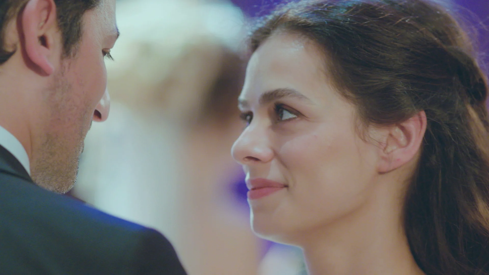 El romántico baile de Bahar con Arif, cada vez más enamorados, en la boda de Ceyda El romántico baile de Bahar con Arif, cada vez más enamorados, en la boda de Ceyda