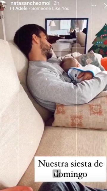 Marc Clotet junto a su hijo Neo 