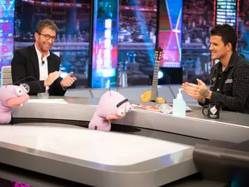 ¿La desaparición del Atleti o que todo el mundo lo vea desnudo? Dani Martín se enfrenta a las decisiones más difíciles con Trancas y Barrancas ¿La desaparición del Atleti o que todo el mundo lo vea desnudo? Dani Martín se enfrenta a las decisiones más difíciles con Trancas y Barrancas