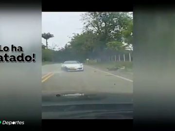 Un Porsche atropella a un ciclista en Colombia: "¡Mi papá!"