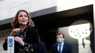 La delegada de Cultura, Turismo y Deporte, Andrea Levy, da un discurso en presencia del alcalde de Madrid, José Luis Rodríguez-Almeida, durante acto de dedicatoria de una biblioteca a David Gistau, este lunes, en el distrito madrileño de Salamanca Andrea Levy