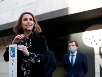 La delegada de Cultura, Turismo y Deporte, Andrea Levy, da un discurso en presencia del alcalde de Madrid, José Luis Rodríguez-Almeida, durante acto de dedicatoria de una biblioteca a David Gistau, este lunes, en el distrito madrileño de Salamanca La delegada de Cultura, Turismo y Deporte, Andrea Levy, da un discurso en presencia del alcalde de Madrid, José Luis Rodríguez-Almeida, durante acto de dedicatoria de una biblioteca a David Gistau, este lunes, en el distrito madrileño de Salamanca