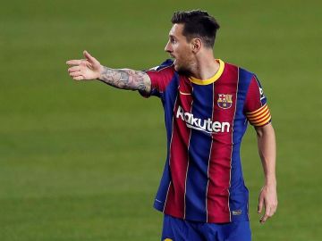 Leo Messi protesta una acción en el partido del Barcelona.