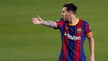 Leo Messi protesta una acción en el partido del Barcelona.
