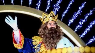 El rey Gaspar saluda desde la carroza en la Cabalgata de los Reyes Magos de 2019