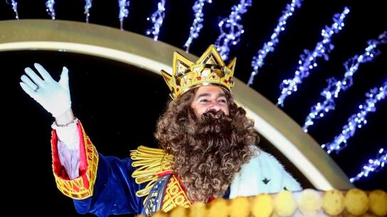 El rey Gaspar saluda desde la carroza en la Cabalgata de los Reyes Magos de 2019