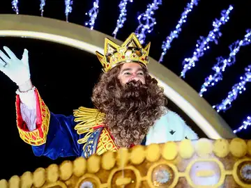 El rey Gaspar saluda desde la carroza en la Cabalgata de los Reyes Magos de 2019 El rey Gaspar saluda desde la carroza en la Cabalgata de los Reyes Magos de 2019