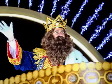 El rey Gaspar saluda desde la carroza en la Cabalgata de los Reyes Magos de 2019 El rey Gaspar saluda desde la carroza en la Cabalgata de los Reyes Magos de 2019