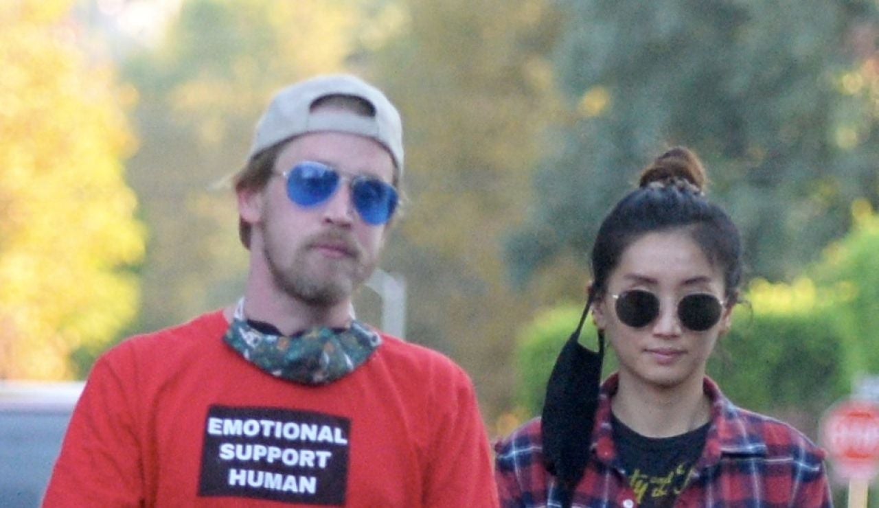 Macaulay Culkin pasea a su gato en un carrito de bebé