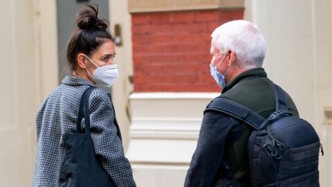 Katie Holmes discute con un fotógrafo