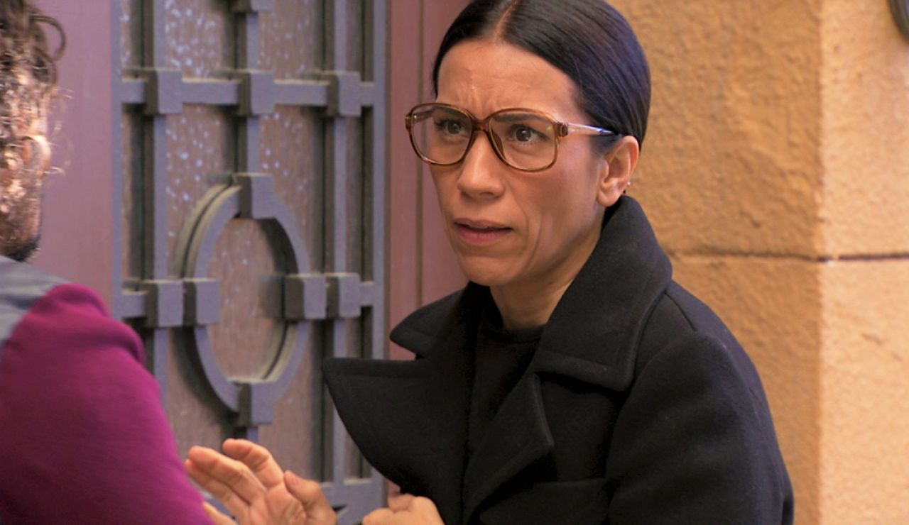 La peligrosa investigación de Manolita le lleva a ser amenazada por un hombre La peligrosa investigación de Manolita le lleva a ser amenazada por un hombre