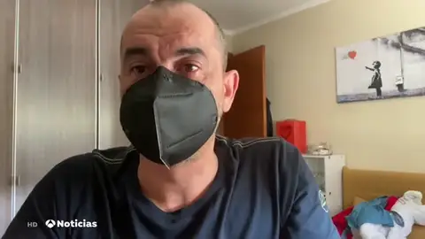 Un asturiano inventa una mascarilla magnética sin gomas y que se puede unir a las gafas para que no se empañen Un asturiano inventa una mascarilla magnética sin gomas y que se puede unir a las gafas para que no se empañen