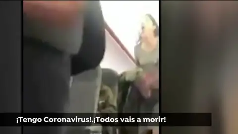 La pasajera tosiendo a la tripulación La pasajera tosiendo a la tripulación