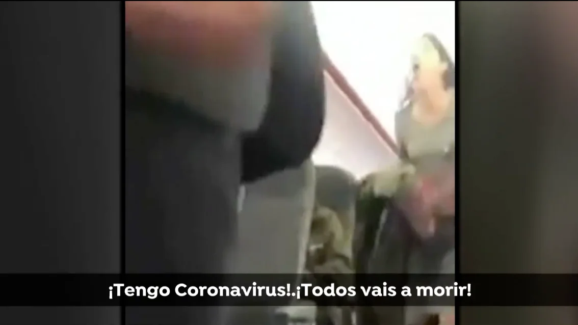 La pasajera tosiendo a la tripulación La pasajera tosiendo a la tripulación