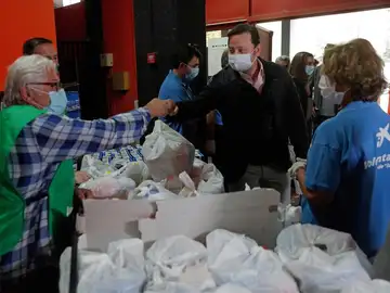 El Banco de Alimentaos de Valencia ayuda ya a más de 6.000 familias: "Vienen jóvenes que se han quedado en paro" El Banco de Alimentaos de Valencia ayuda ya a más de 6.000 familias: "Vienen jóvenes que se han quedado en paro"