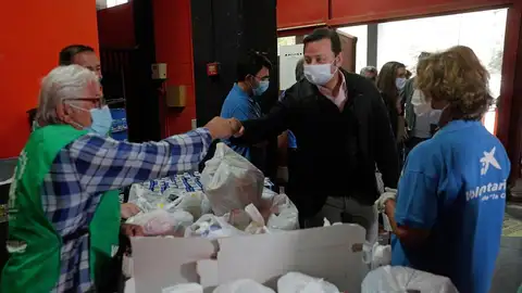El Banco de Alimentaos de Valencia ayuda ya a más de 6.000 familias: "Vienen jóvenes que se han quedado en paro" El Banco de Alimentaos de Valencia ayuda ya a más de 6.000 familias: "Vienen jóvenes que se han quedado en paro"