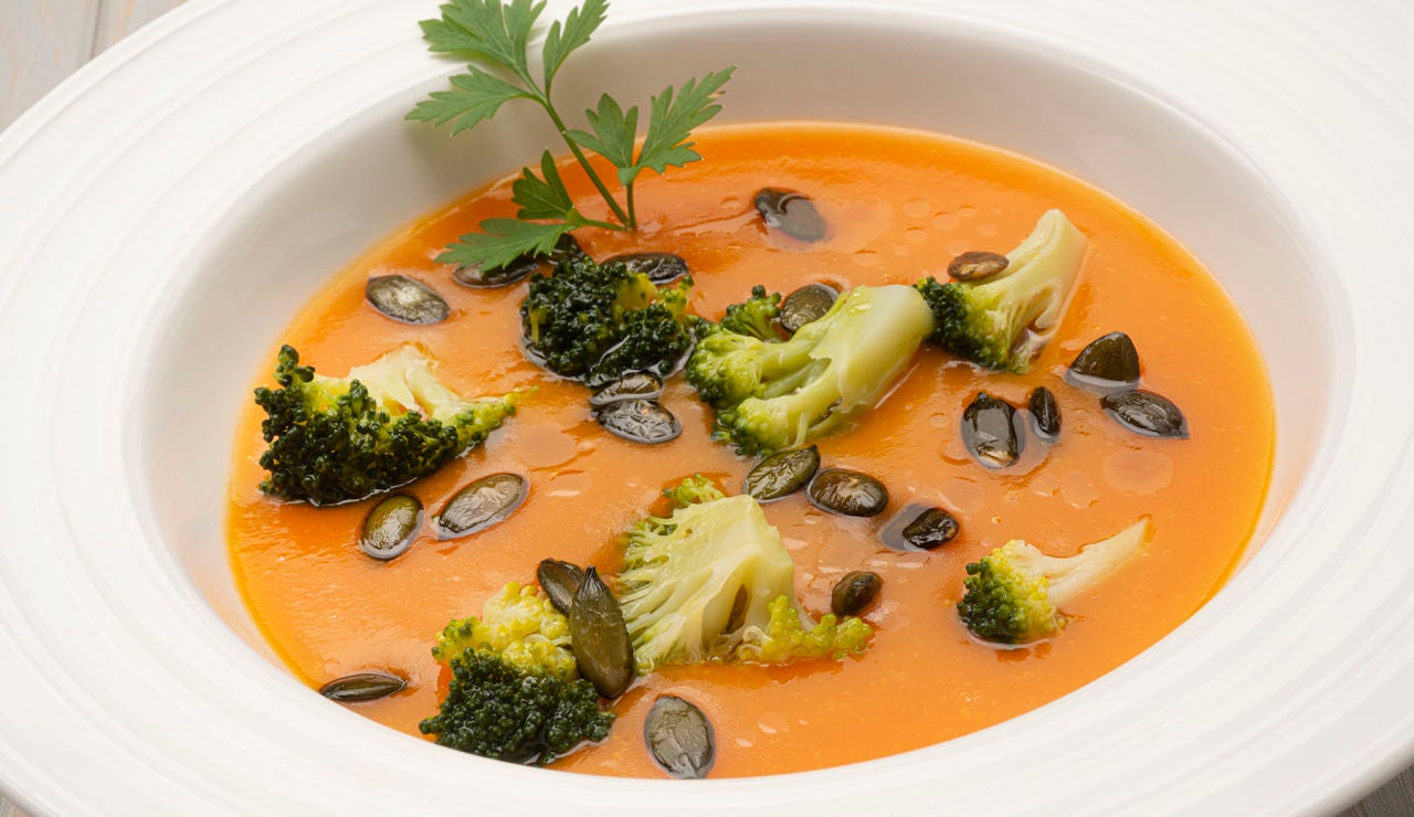 Receta de crema de zanahoria con brócoli y pipas de calabaza Receta de crema de zanahoria con brócoli y pipas de calabaza