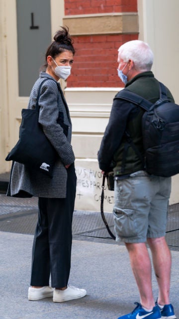 Katie Holmes discutiendo con un fotógrafo