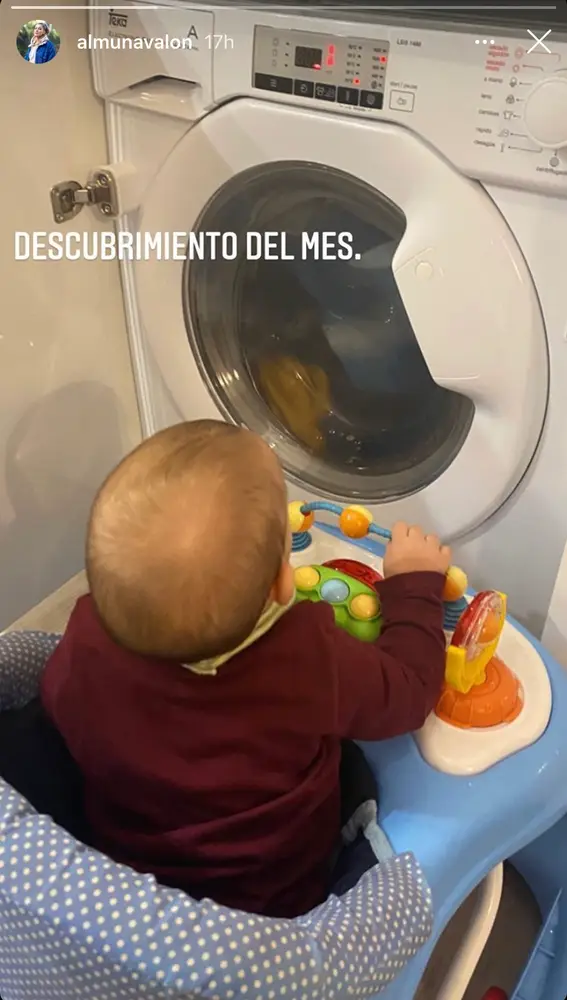 Almudena Navalón muestra cómo su bebé se entretiene con la lavadora