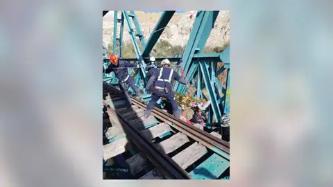 Así fue el rescate a un ciclista herido tras caer por las traviesas de un puente ferroviario sobre el río Jarama Así fue el rescate a un ciclista herido tras caer por las traviesas de un puente ferroviario sobre el río Jarama