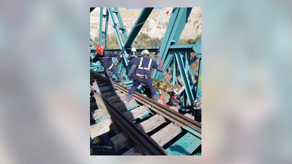 Así fue el rescate a un ciclista herido tras caer por las traviesas de un puente ferroviario sobre el río Jarama Así fue el rescate a un ciclista herido tras caer por las traviesas de un puente ferroviario sobre el río Jarama